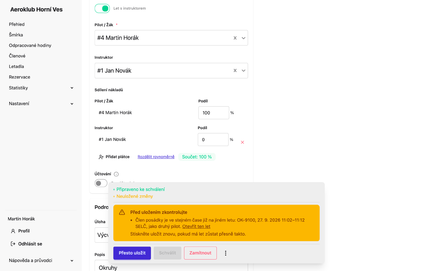Panel upozornění s letem, na kterém je pilot ve stejnou dobu