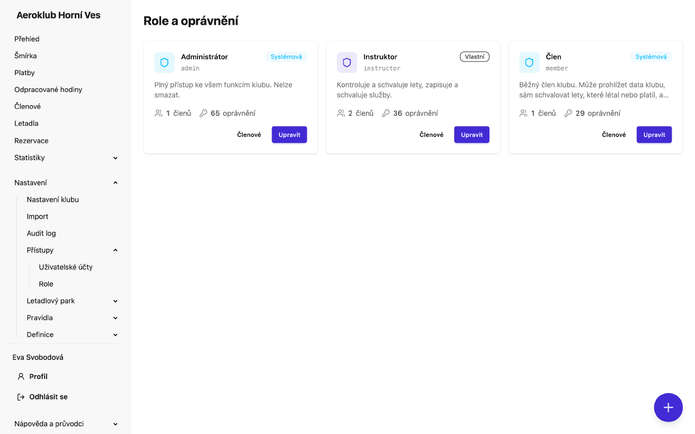Role zobrazené jako karty s klíčem, popisem, počtem členů a počtem oprávnění