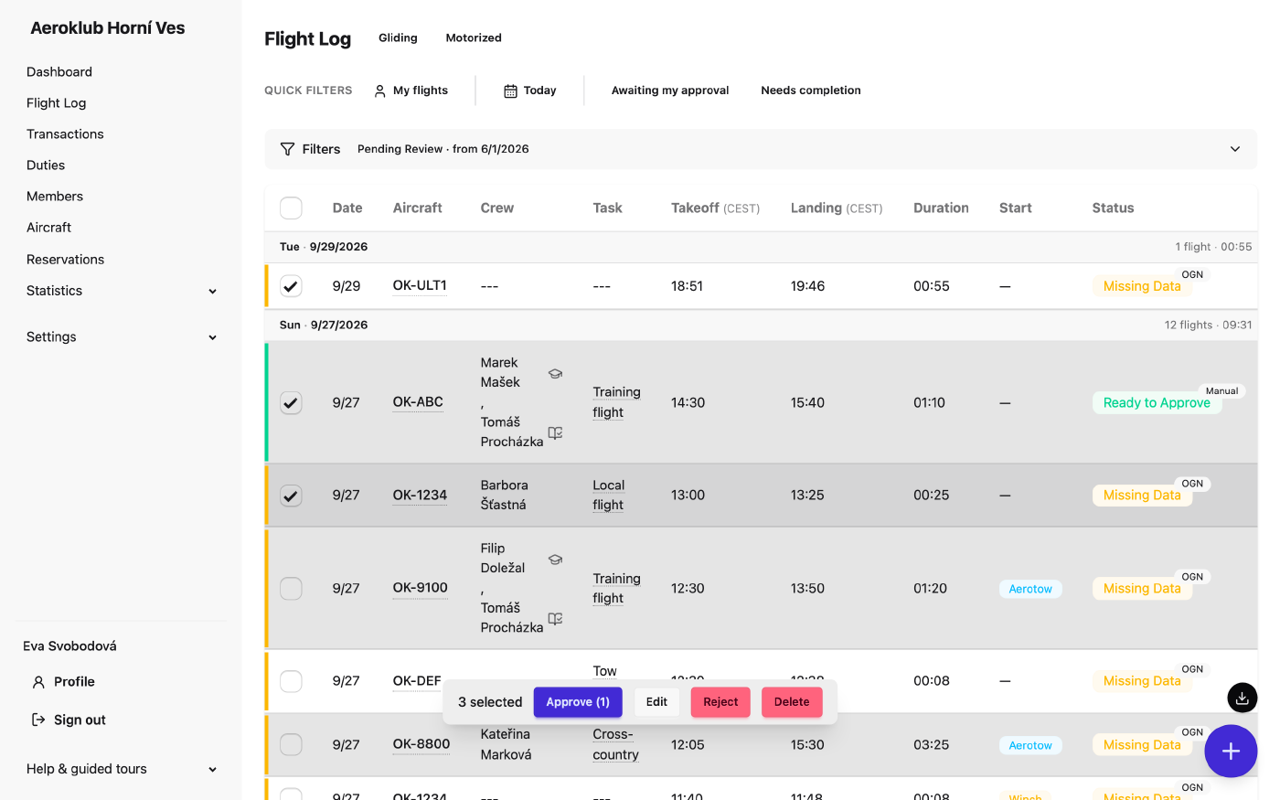Several flights selected, with the bulk bar: approve, reject, edit, delete